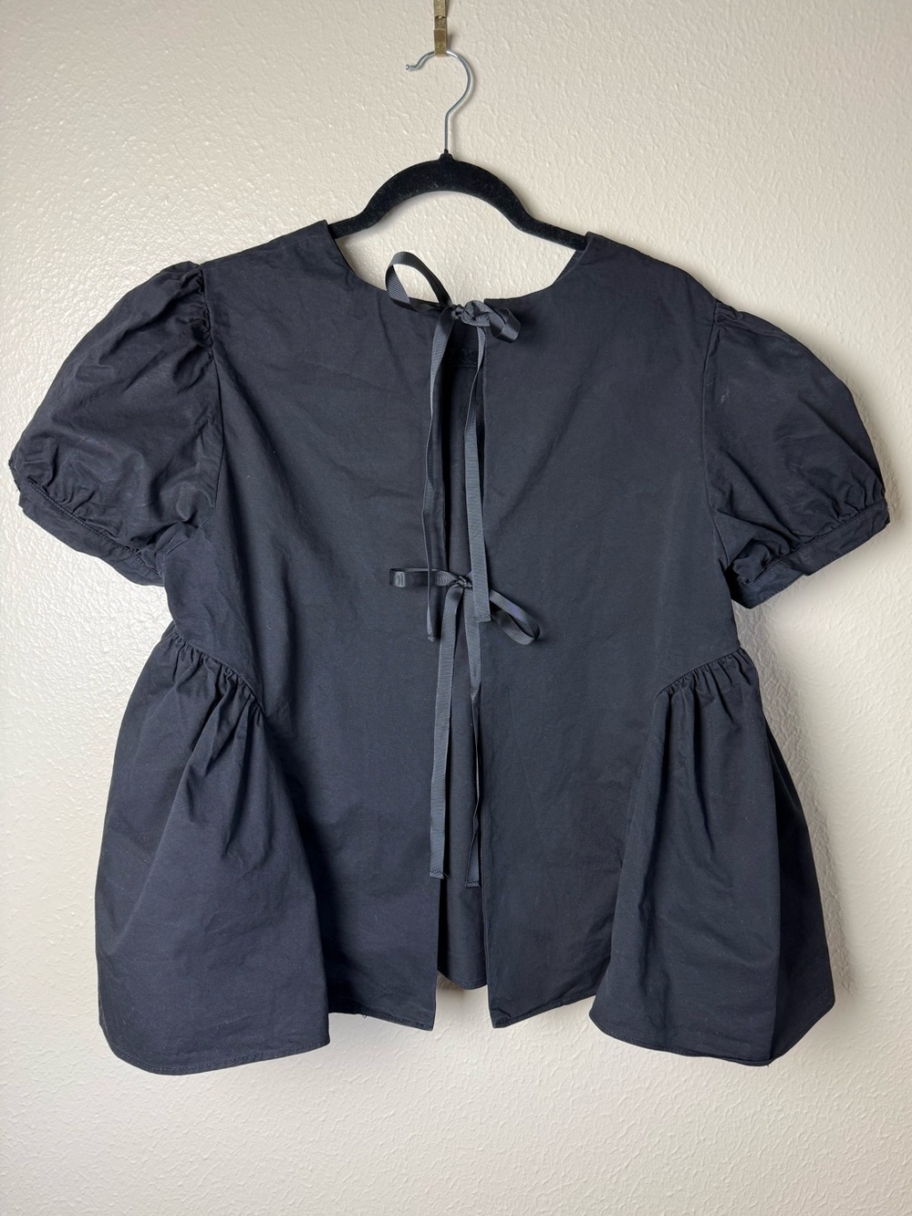 Pomander Place Julianna bow back puff sleeve top - Picture 2 of 6